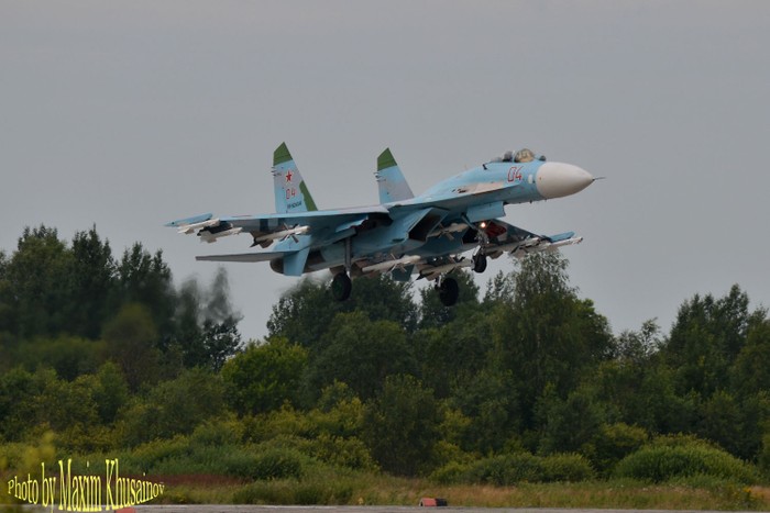 Chiến cơ Su-27 khi lắp đầy tên lửa không đối không, không đối đất